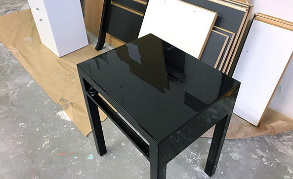 Højglans-sprøjtelakering af borde og møbler Amager