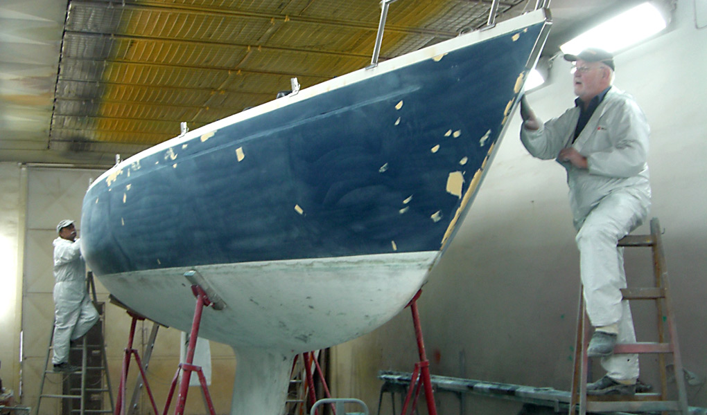 Lakering af motorbåde og sejlskibe - vi har mange års erfaring med sprøjtelakering af både i stål og glasfiber